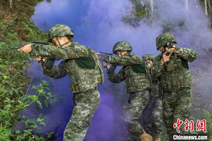 广西武警官兵立夏时节练兵忙(组图)