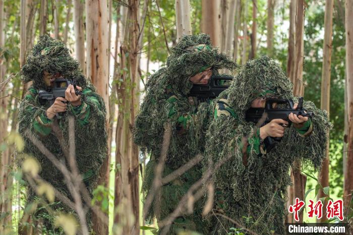 广西武警官兵立夏时节练兵忙(组图)