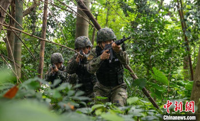 广西武警官兵立夏时节练兵忙(组图)