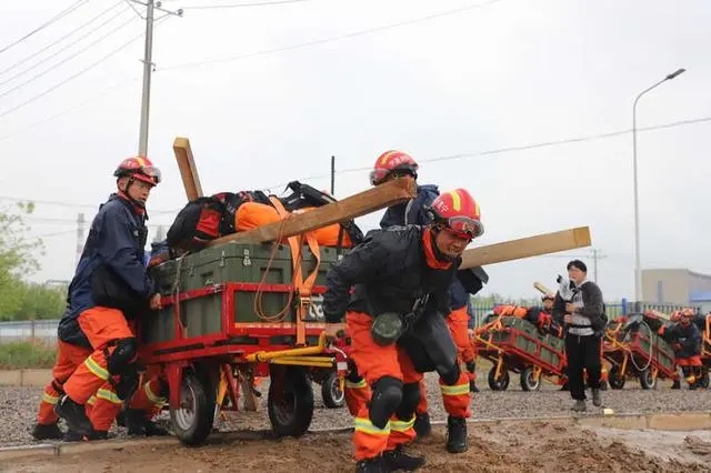 宁夏银川消防开展地震救援实战拉练(组图)