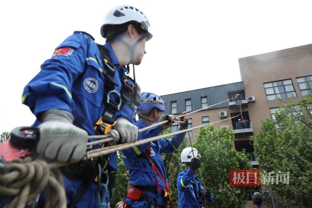 湖北省武汉市东湖高新区举办地震应急综合演练，00后大学生首次参演，无人机、功勋犬显神威(组图)