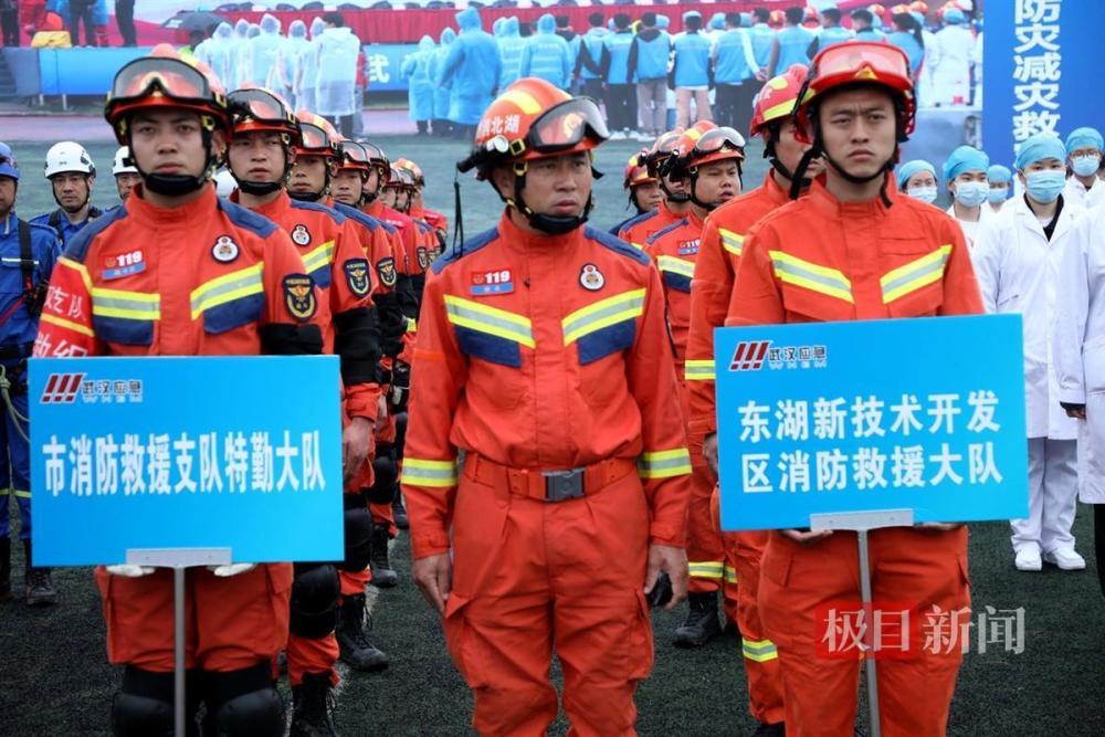 湖北省武汉市东湖高新区举办地震应急综合演练，00后大学生首次参演，无人机、功勋犬显神威(组图)