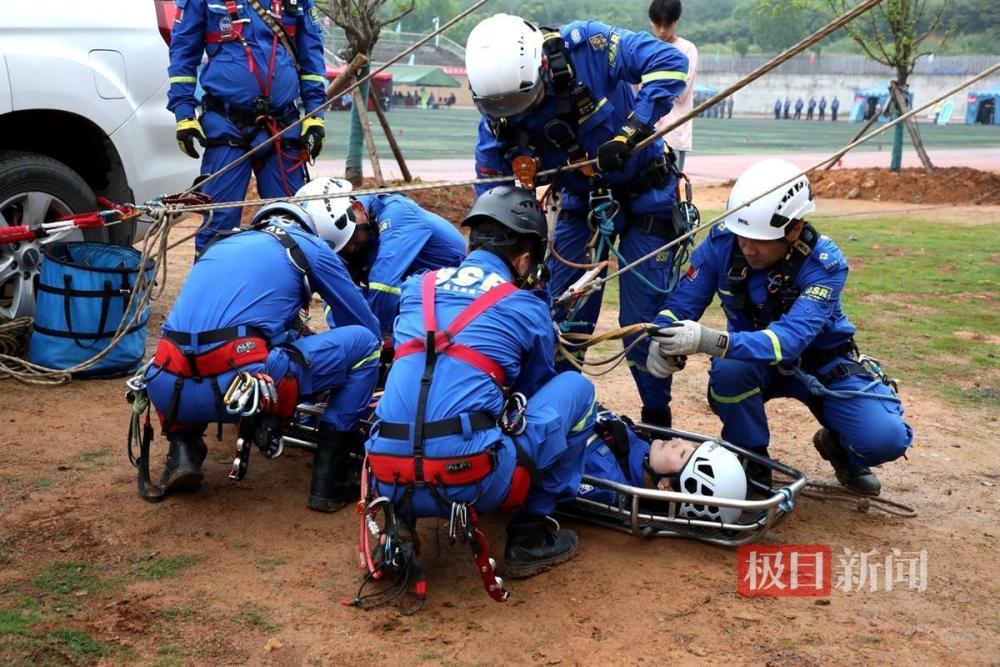 湖北省武汉市东湖高新区举办地震应急综合演练，00后大学生首次参演，无人机、功勋犬显神威(组图)