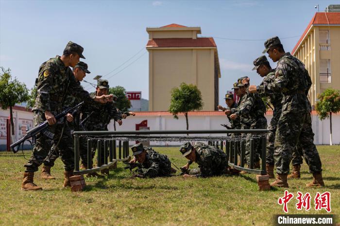 广西玉林武警官兵练兵忙(组图)