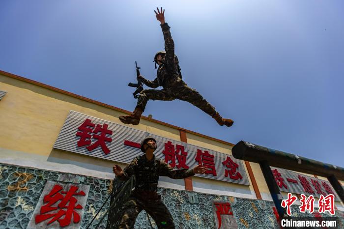 广西玉林武警官兵练兵忙(组图)