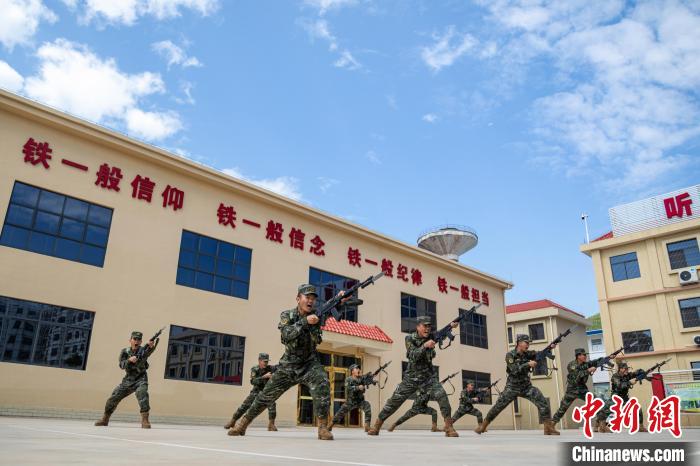 广西玉林武警官兵练兵忙(组图)