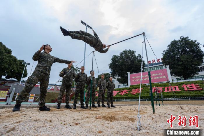 广西玉林武警官兵练兵忙(组图)