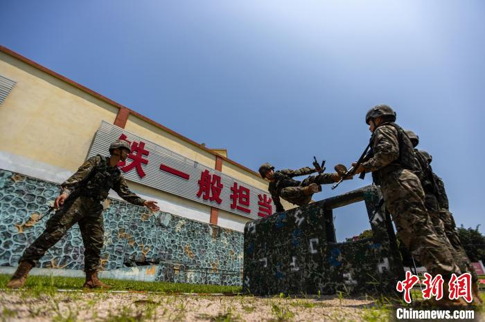 广西玉林武警官兵练兵忙(组图)