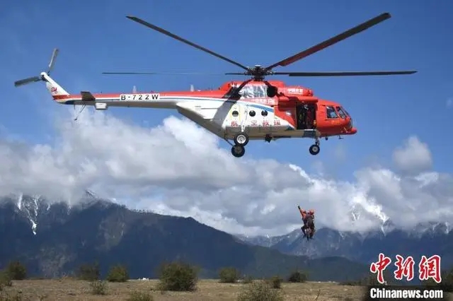 西藏林芝市航空救援分队开展直升机索（滑）降实战化训练(组图)