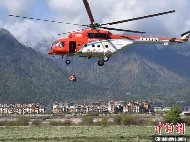 西藏林芝市航空救援分队开展直升机索（滑）降实战化训练(组图)