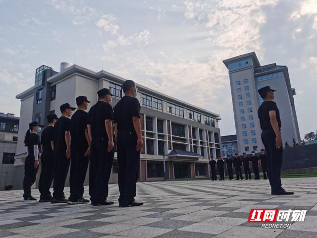 湖南省郴州市强制隔离戒毒所组织开展岗位大练兵队列会操(组图)