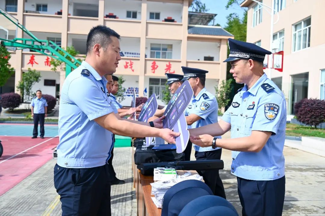 整装待发！云南临沧边境管理支队举行警用装备配发仪式(组图)