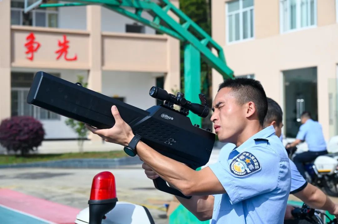 整装待发！云南临沧边境管理支队举行警用装备配发仪式(组图)