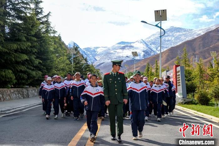 武警西藏总队某部举办军营开放日活动(组图)