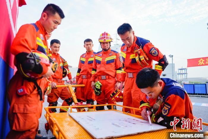 建筑倒塌损毁、人员被困……上海消防举行地震救援演练(组图)