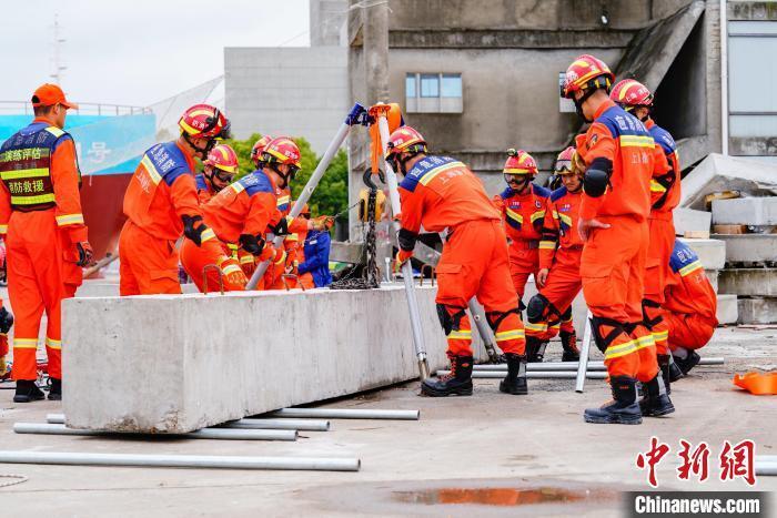 建筑倒塌损毁、人员被困……上海消防举行地震救援演练(组图)