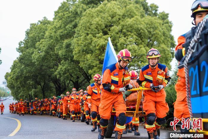 建筑倒塌损毁、人员被困……上海消防举行地震救援演练(组图)