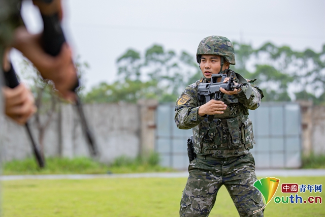 广西钦州：武警官兵开展多课目实弹射击训练(组图)