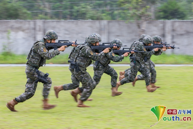 广西钦州：武警官兵开展多课目实弹射击训练(组图)