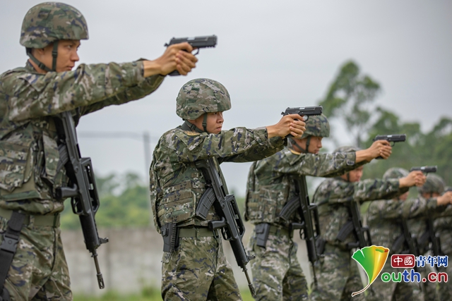 广西钦州：武警官兵开展多课目实弹射击训练(组图)