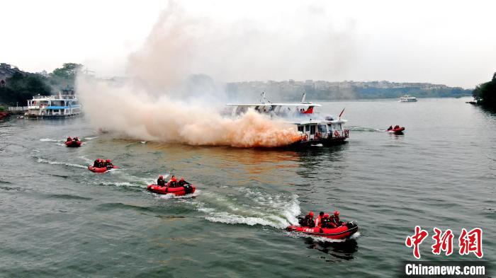 广西桂林多部门联合开展水域灾害事故救援综合实战演练(组图)