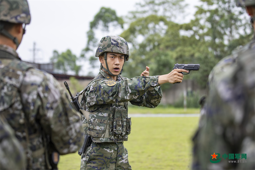 精武强能！看武警官兵多武器多课目实弹射击(组图)