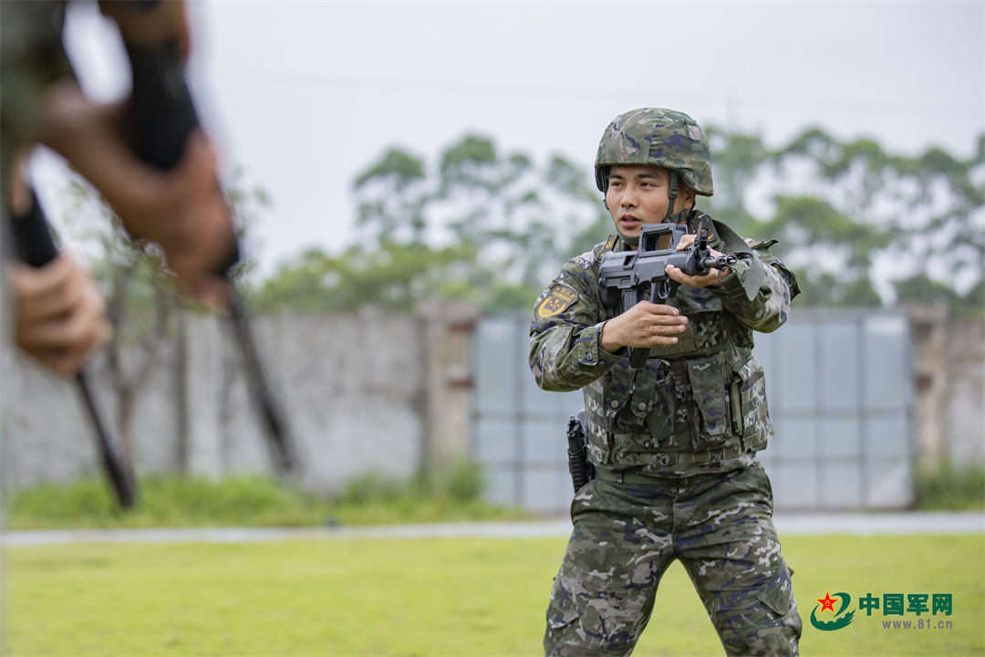 精武强能！看武警官兵多武器多课目实弹射击(组图)