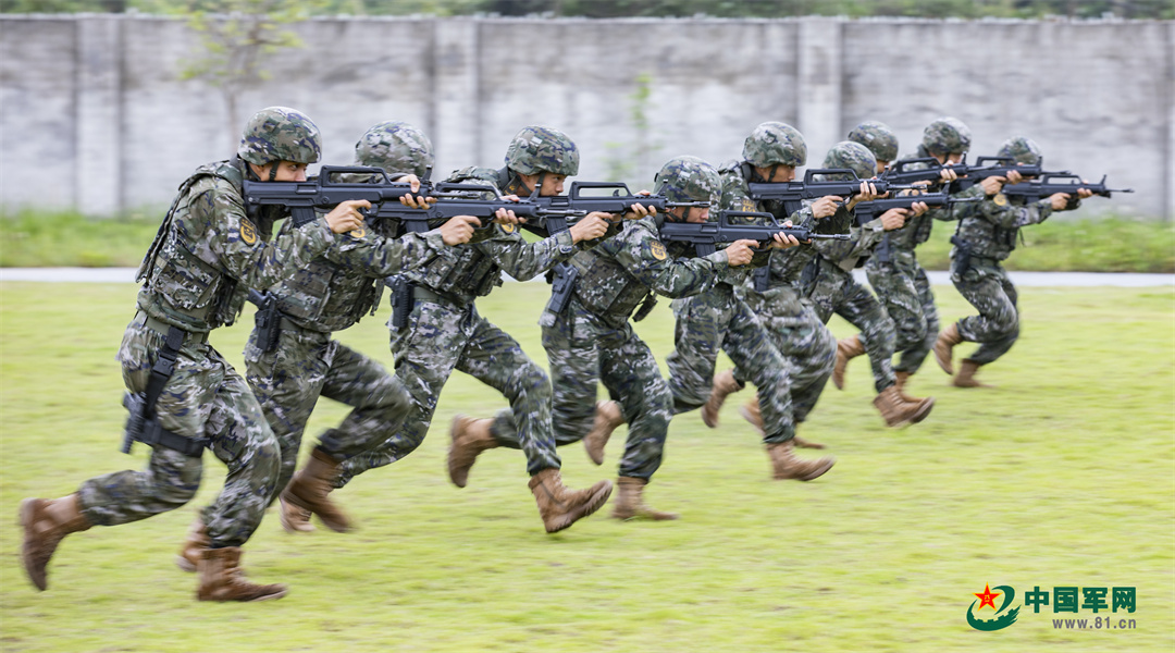 精武强能！看武警官兵多武器多课目实弹射击(组图)