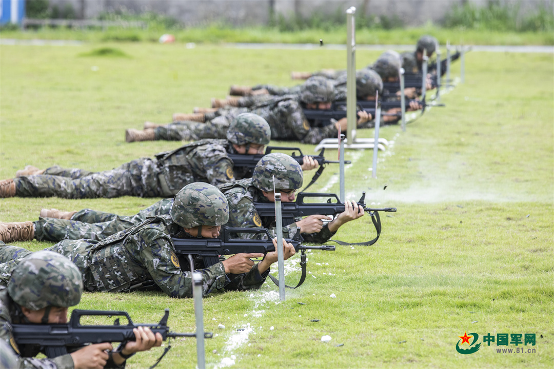 精武强能！看武警官兵多武器多课目实弹射击(组图)