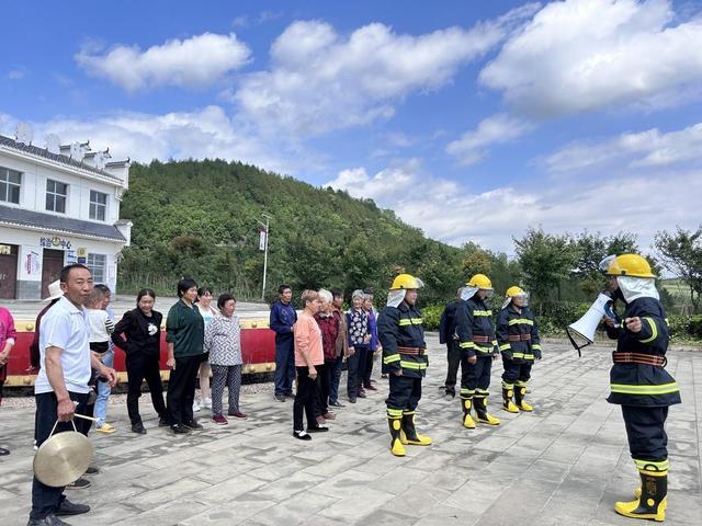 湖北十堰：随机调度乡镇专职消防队开展应急救援实战拉练(组图)