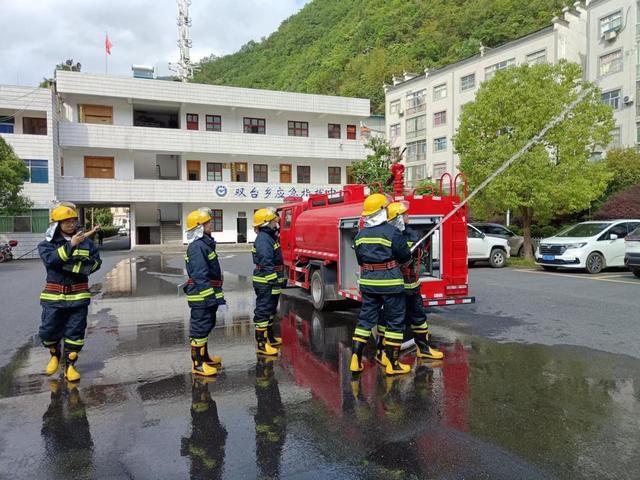 湖北十堰：随机调度乡镇专职消防队开展应急救援实战拉练(组图)