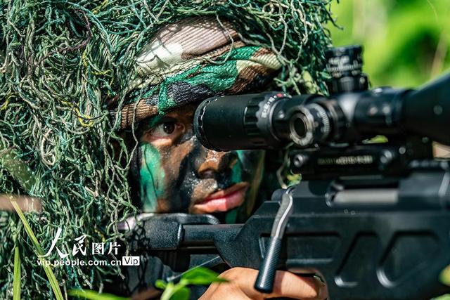 广西钦州：武警狙击手开展多课目训练