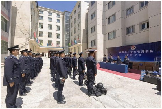 西藏日喀则市亚东县公安局举行警用装备配发仪式(组图)
