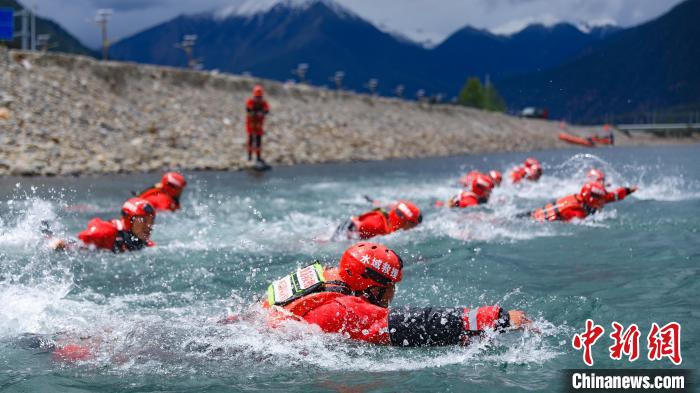 西藏林芝市森林消防支队开展水域救援专项训练(组图)