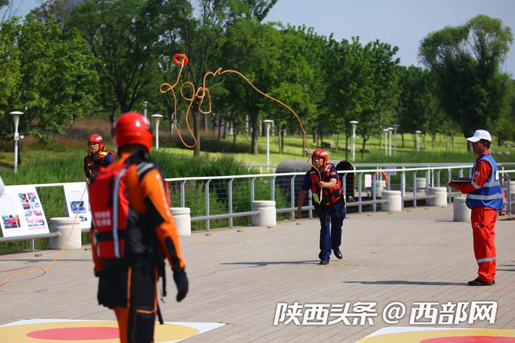 不惧酷暑对标实战！陕西省西安市举办防汛应急救援技能比武(组图)