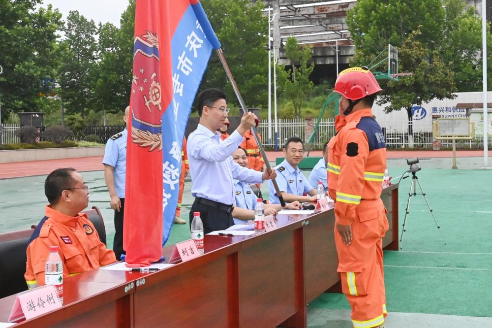 重庆两江新区首支专业应急救援队结业(组图)