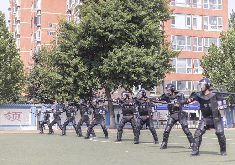 北京铁警举办“炼特警铁军 铸忠诚警魂”警营开放日活动(组图)