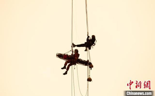 重庆：消防员苦练高空绳索救援技术 锻造综合救援“尖兵”(组图)