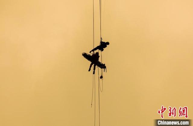 重庆：消防员苦练高空绳索救援技术 锻造综合救援“尖兵”(组图)