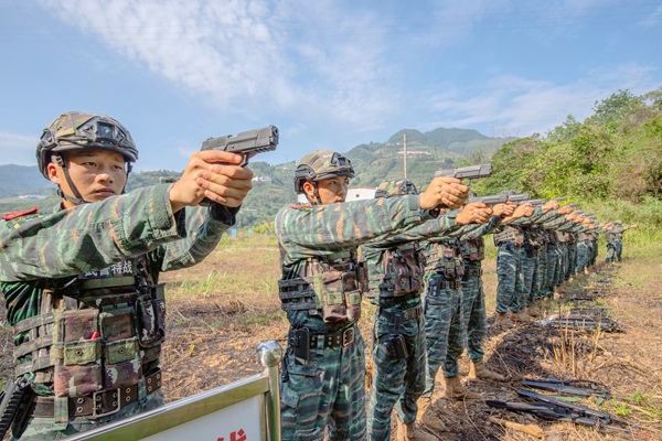 瞄准战场！广西河池武警官兵多地域实弹射击(组图)