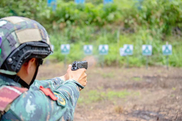 瞄准战场！广西河池武警官兵多地域实弹射击(组图)