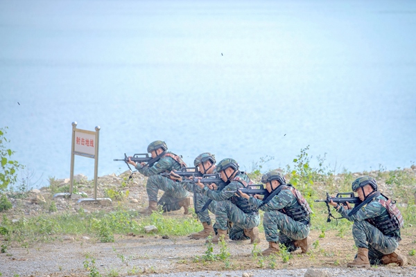 瞄准战场！广西河池武警官兵多地域实弹射击(组图)