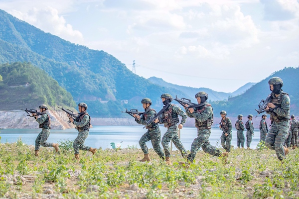 瞄准战场！广西河池武警官兵多地域实弹射击(组图)