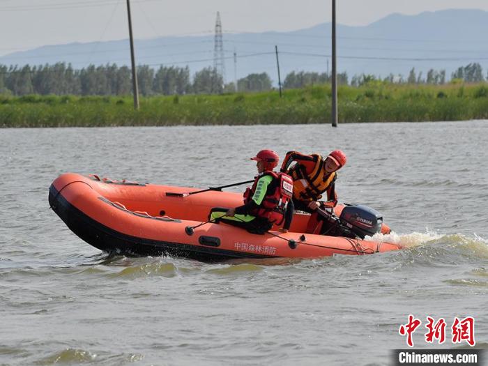 吉林森林消防乘风破浪锻造水上救援尖兵(组图)