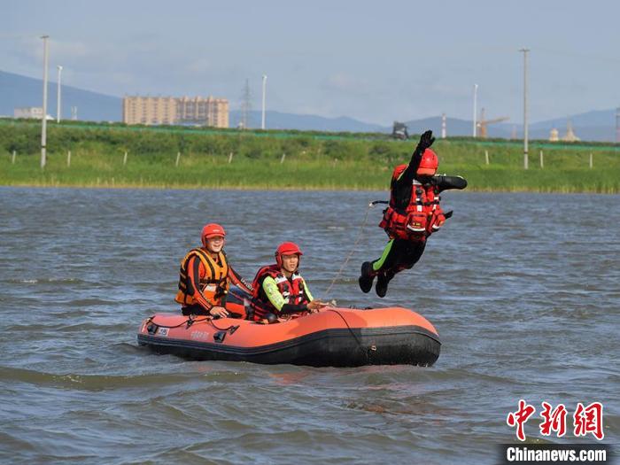 吉林森林消防乘风破浪锻造水上救援尖兵(组图)