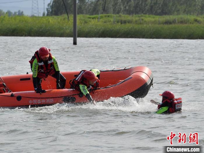 吉林森林消防乘风破浪锻造水上救援尖兵(组图)