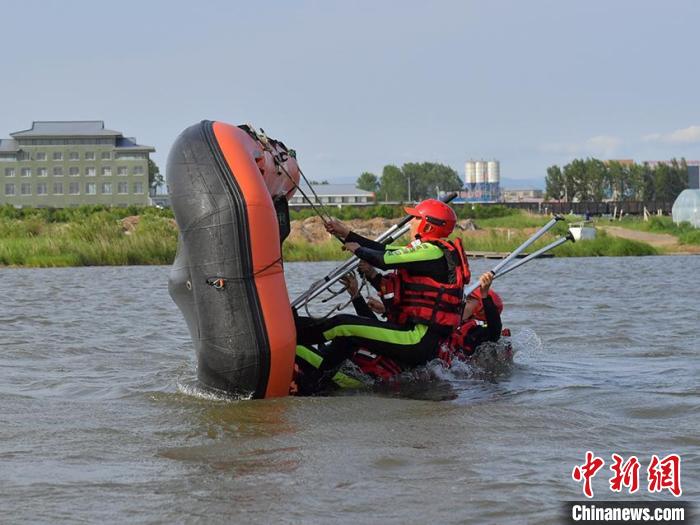 吉林森林消防乘风破浪锻造水上救援尖兵(组图)