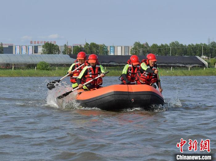 吉林森林消防乘风破浪锻造水上救援尖兵(组图)