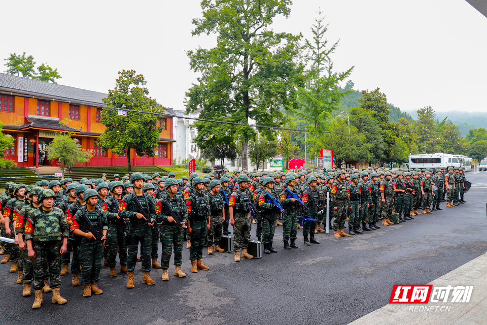 紧贴实战淬炼尖刀 武警湖南总队开展特战分队实战综合演练(组图)