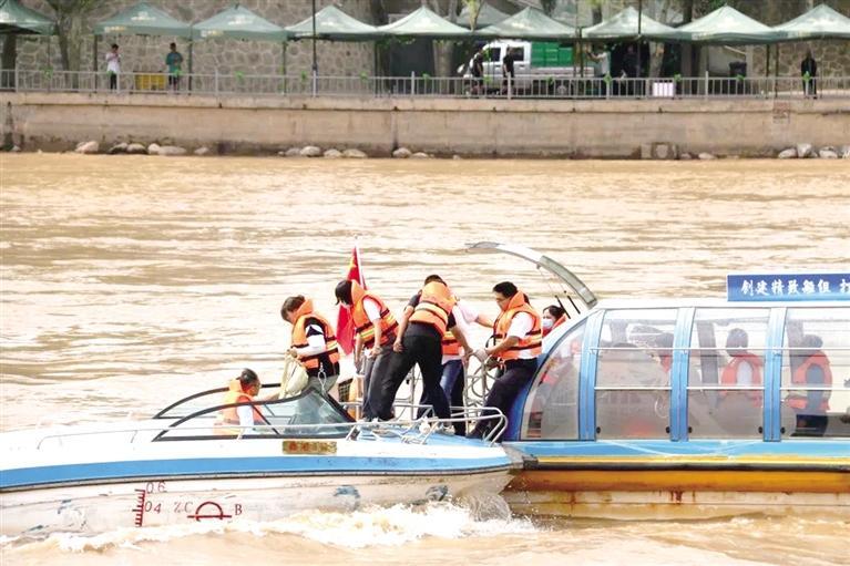 甘肃省兰州市开展水上交通应急演练 采用无人机水上投抛救生圈技术(图)